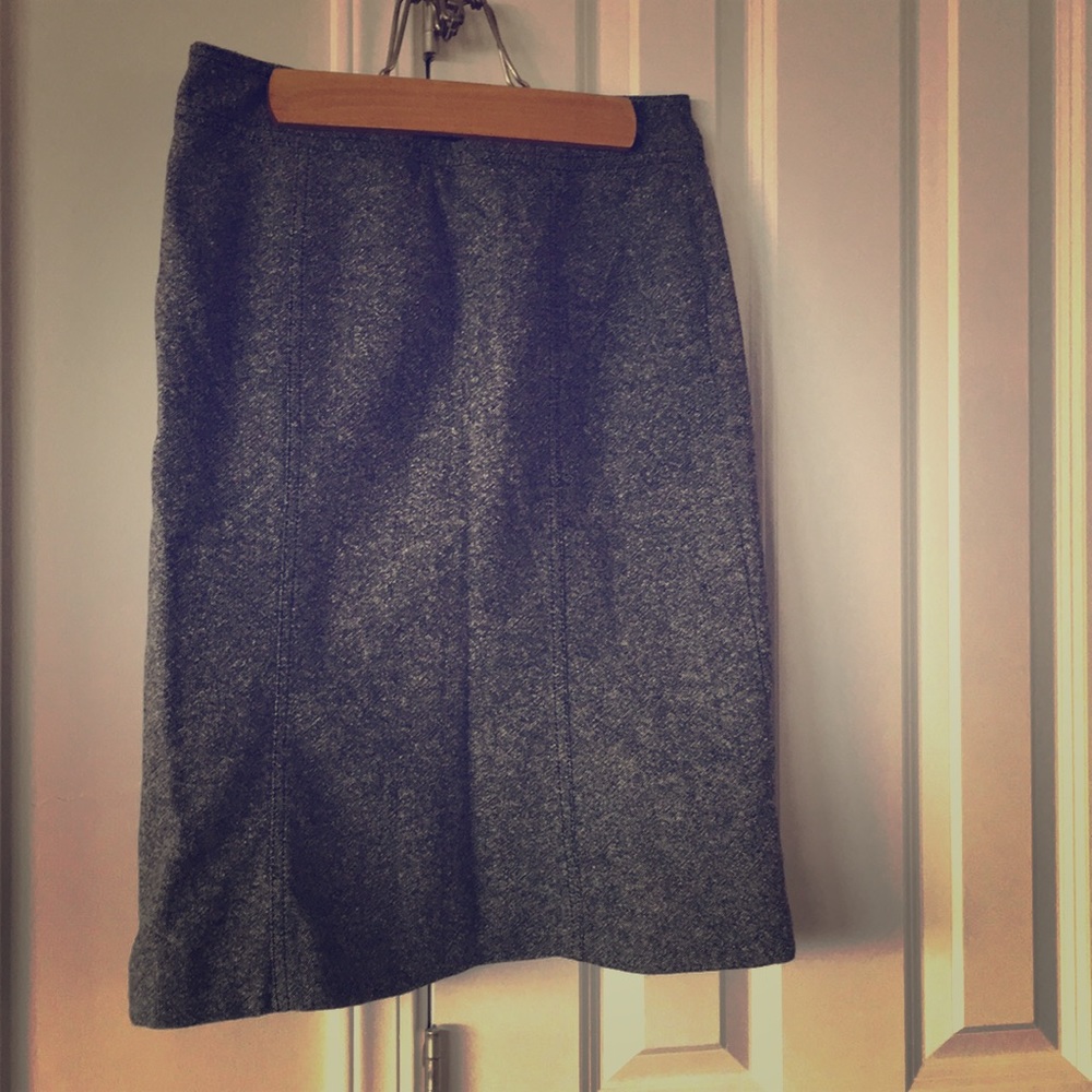 Stylish Gap tweed knee length skirt! Size 2.